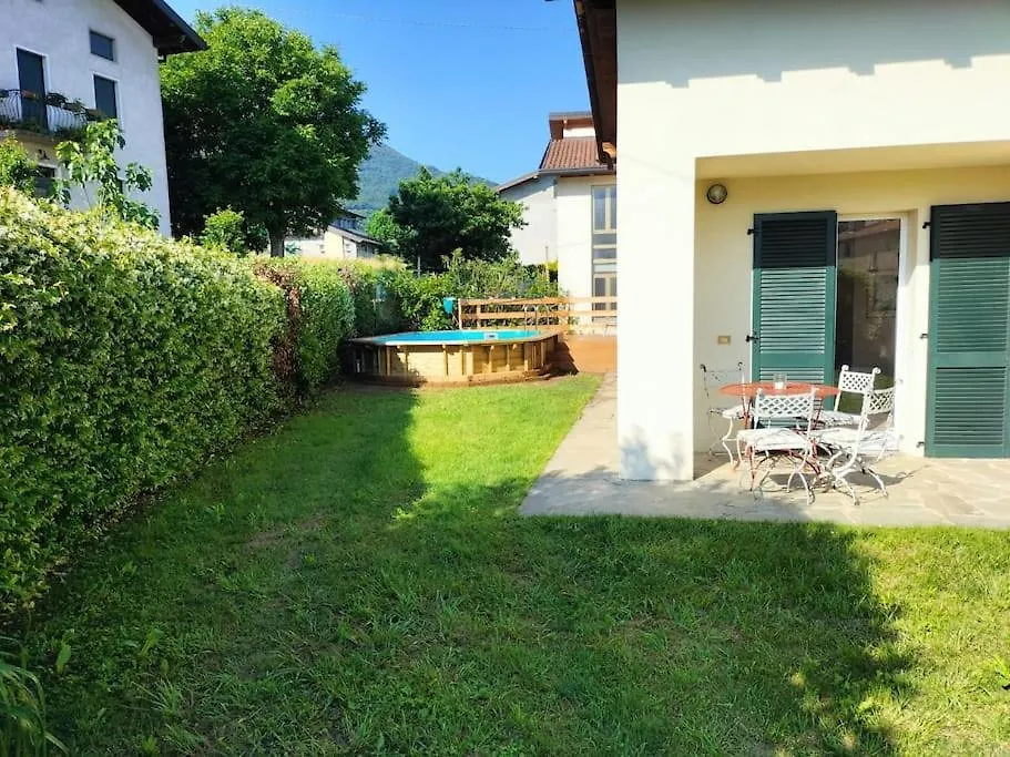 Dom wakacyjny Willa Casa San Luigi Con Piscina Colico Włochy